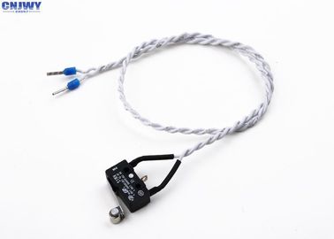 Gli assemblaggi cavi elettrici automatici bianchi hanno torto il cavo del PVC con il commutatore miniatura